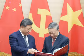 El secretario general del Partido Comunista de Vietnam, To Lam, entregó respetuosamente al secretario general del Partido Comunista y presidente de China, Xi Jinping, un libro de fotografías de la Agencia de Noticias de Vietnam, que incluye fotos típicas e impresionantes de las cinco visitas de Xi Jinping al país indochino. (Fuente: VNA)