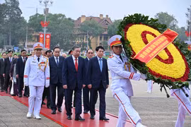 Una delegación de alto rango de representares del Comité Central del Partido Comunista de Vietnam, el Estado, la Asamblea Nacional, el Gobierno y el Frente de la Patria depositan ofrendas florales ante el Mausoleo del Presidente Ho Chi Minh (Fuente: VNA)
