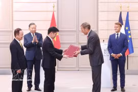El líder vietnamita To Lam y el presidente francés Emmanuel Macron presenciaron el intercambio de documentos y acuerdos de cooperación entre ambos países. Foto: VNA
