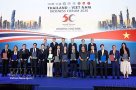 El líder vietnamita To Lam y el primer ministro tailandés Anutin Charnvirakul presenciaron la firma de acuerdos de cooperación entre empresas de ambos países en el Foro Económico Tailandia-Vietnam (Bangkok, 28 de mayo de 2026). Foto: VNA
