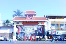 La Puerta de la Calle Cultural Tailandesa-Vietnamita, ubicada en la calle Nittayo, una importante vía principal en la provincia de Nakhon Phanom (Tailandia), fue inaugurada oficialmente el 10 de octubre de 2024. (Foto: [Leyenda de la imagen]