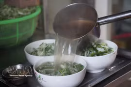 El pho, un famoso plato tradicional vietnamita, es muy apreciado por los visitantes internacionales (Foto: VNA)