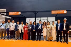 Una delegación de líderes del Departamento de Promoción Comercial del Ministerio de Industria y Comercio, junto con 16 empresas vietnamitas, asistieron a la Feria del Mueble de Manchester 2026 en el Reino Unido. Foto: VNA