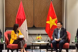 El director de la Academia Nacional de Política Ho Chi Minh y presidente del Consejo Teórico Central de Vietnam, Nguyen Xuan Thang, tiene una sesión de trabajo con Meutya Viada Hafid, vicepresidenta del Partido Golkar y ministra de Comunicaciones y Transformación Digital de Indonesia (Fuente: hcm.vn)