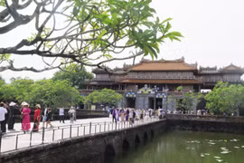 Numerosos turistas visitan la Ciudadela Imperial de Hue (foto cortesía de VNA).