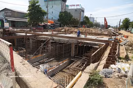 En las obras de construcción se están colocando refuerzos de acero y vertiendo hormigón para sellar los canales subterráneos, lo que ayuda a recoger el agua de lluvia y a mitigar las inundaciones en Da Nang. (Foto: VNA]