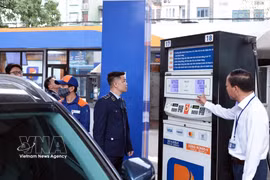 Las autoridades vigilan las operaciones comerciales en una tienda de Petrolimex en la calle Tran Quang Khai, Hanoi. Foto: VNA
