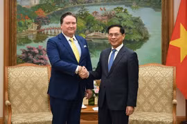 El viceprimer ministro vietnamita, Bui Thanh Son (derecha), recibie al embajador estadounidense en el país indochino, Marc E. Knapper.