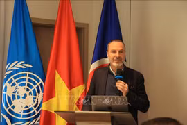 Aymeric Jung, asesor de inversión de impacto y economía regenerativa, participa en el seminario. Foto: VNA