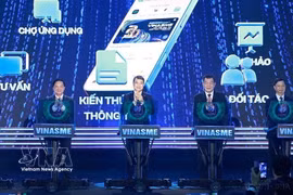 El primer ministro Le Minh Hung y los delegados realizan la ceremonia de lanzamiento de la plataforma digital de la Asociación Vietnamita de Pequeñas y Medianas Empresas (agosto de 2026). Foto: VNA