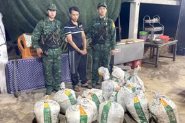 Pham Van Hau con las pruebas incautadas. (Foto: Proporcionada por la policía)