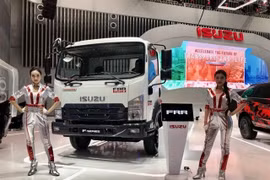 Un nuevo modelo de camión en el Salón del Automóvil de Vietnam en octubre de 2024. (Foto: VNA)