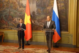 El viceprimer ministro y ministro de Relaciones Exteriores de Vietnam, Bui Thanh Son (izquierda) y el canciller ruso, Sergey Lavrov en la conferencia de prensa (Fuente: VNA)