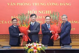 El secretario general del Partido Comunista de Vietnam (PCV), To Lam (derecha) participa en la conferencia para la entrega de tareas del jefe de la Oficina del Comité Central del PCV (Fuente: VNA)