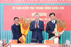 El secretario general del Partido Comunista de Vietnam (PCV), To Lam (centro) en la conferencia de entrega de trabajos del jefe de la de Control Disciplinario del Comité Central del PCV (Fuente: VNA)