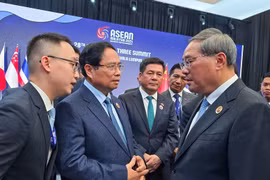 El primer ministro de Vietnam, Pham Minh Chinh (centro), se reúne con su homólogo chino, Li Qiang (derecha) (Fuente: VNA)