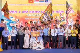 El Comité Organizador otorga el primer premio al grupo Hai Nam Lien Huu - Distrito 5 - Ciudad Ho Chi Minh (Fuente: VNA)