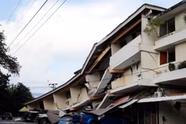 Un edificio se derrumbó y varios vehículos resultaron dañados tras un terremoto en Penonome, provincia de Coclé, en el centro de Panamá, el 9 de octubre de 2026. Foto: Xinhua/VNA