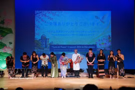 Artistas vietnamitas y japoneses saludan al público en el concierto. Foto: VNA