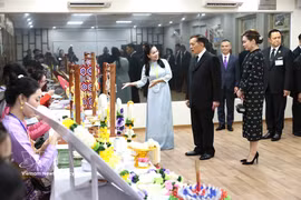 El rey Maha Vajiralongkorn Phra Vajiraklaochaoyuhua de Tailandia y la reina Suthida Bajrasudhabimalalakshana visitan una exposición de productos tradicionales tailandeses presentada por estudiantes de la Universidad de Hanoi. Foto: VNA