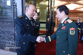 El general Phan Van Giang, viceprimer ministro y titular de Defensa de Vietnam, (derecha) se reúne con el coronel general Zhang Shengmin, vicepresidente de la Comisión Militar Central de China. (Fuente: VNA)