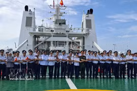 Representantes de la Guardia Costera de Vietnam y de la Agencia de Aplicación de la Ley Marítima de Malasia (MMEA) del estado de Pahang posan para una foto conmemorativa, según la tradición de la ASEAN, en la cubierta del buque CSB 8005. Foto: VNA