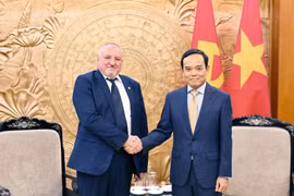 Tran Luu Quang (derecha), secretario del Comité Central del Partido Comunista de Vietnam y jefe de su Comisión de Políticas y Estrategias , y el presidente de MSZP, Komjáthi Imre (Fuente: VNA)