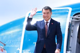 El primer ministro Le Minh Hung llega a Phnom Penh, dando inicio a su visita oficial a Camboya. Foto: VNA