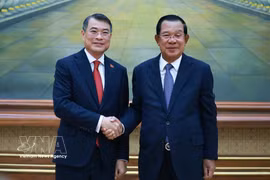 El primer ministro de Vietnam, Le Minh Hung y Hun Sen, presidente del Partido Popular de Camboya y del Senado camboyano (Fuente: VNA)