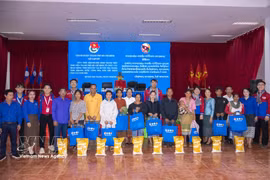 La delegación entrega regalos a familias desfavorecidas en la provincia laosiana de Xekong. Foto: VNA