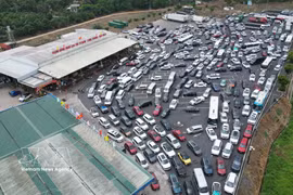 La autopista Phan Thiet - Dau Giay, en dirección a Phan Thiet, presenta tráfico denso y circulación lenta. (Foto: VNA)