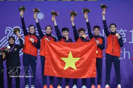 El equipo femenino vietnamita de sepak takraw ganó la medalla de oro en los Juegos Asiáticos de 2023 celebrados en Indonesia (2023). Foto: VNA