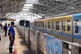 Pasajeros esperando el tren de metro Ben Thanh - Suoi Tien. Foto: VNA