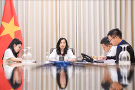 La viceministra de Relaciones Exteriores de Vietnam, Le Thi Thu Hang, sostiene una conversación telefónica con su homólogo de Kirguistán, Meder Abakirov (Fuente: VNA)