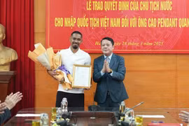 El futbolista Cao Pendant Quang Vinh (izquierda) se ha convertido oficialmente en ciudadano vietnamita (Fuente: VNA)