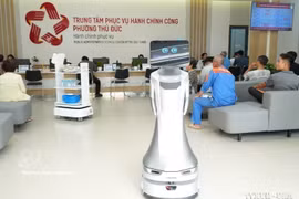 El barrio de Thu Duc, en Ciudad Ho Chi Minh, está probando un robot para ayudar a los residentes a completar trámites de servicio público en línea. (Foto: VNA)