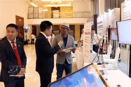 Los delegados visitan los stands de la exposición en el Foro Nacional de Productividad y Calidad 2026. Foto: VNA