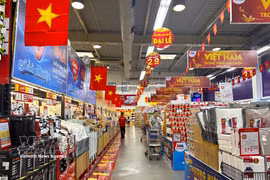 El supermercado MM Mega Market An Phu en Ciudad Ho Chi Minh está brillantemente decorado para el Día Nacional. Foto: VNA