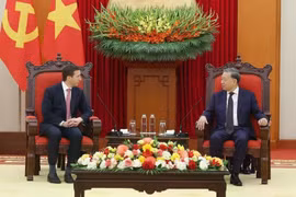 El secretario general del Partido Comunista de Vietnam, To Lam (derecha) recibe a Jeffrey David Perlman, director ejecutivo del fondo de inversión estadounidense Warburg Pincus (Fuente: VNA)