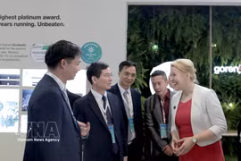 El vicesecretario del Comité del Partido de Quang Ninh, Vu Quyet Tien (segundo desde la izquierda), y el vicepresidente del Comité Popular municipal, Nguyen Van Cong (extremo izquierdo), se reúnen con Franziska Giffey, ministra de Economía del estado de Berlín. Foto: VNA