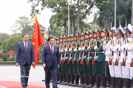 En la mañana del 5 de septiembre de 2026, el secretario general del Partido Comunista de Vietnam y presidente del país, To Lam, presidió la solemne ceremonia de bienvenida al presidente de Myanmar, Min Aung Hlaing, y a su esposa en su visita oficial a Vietnam. (Foto: VNA)
