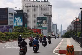 Vehículos circulando por el puente Cong Ly, en dirección al centro de la ciudad de Ho Chi Minh, el 6 de septiembre de 2026. Foto: VNA