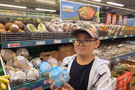 Un cliente asiático con un coco vietnamita y una pajita. Foto: VNA