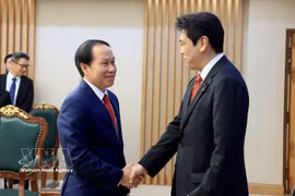 El viceprimer ministro Le Tien Chau da la bienvenida a Matsumoto Yōhei, ministro de Educación, Cultura, Deportes, Ciencia y Tecnología de Japón. Foto: VNA