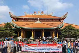 Una delegación de más de 100 vietnamitas residentes en el extranjero, procedentes de 25 países y territorios, visitó el distrito de Cu Chi (Fuente: VNA)