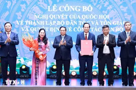 El primer ministro Pham Minh Chinh (tercera desde izquierda) entrega la decisión de establecer el Ministerio de Asuntos Étnicos y Religiosos (Foto: VNA)