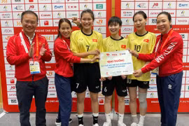 Jugadoras vietnamitas de sepak takraw reciben bonificaciones de los dirigentes de la delegación deportiva vietnamita. (Foto: vietnamnet.vn)