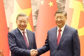 El secretario general del Partido Comunista de Vietnam, To Lam (izquierda), y el dirigente chino, Xi Jinping. (Foto: VNA)