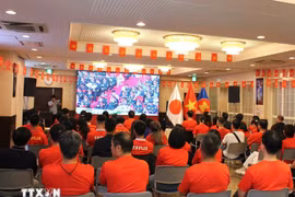 Los vietnamitas en Japón siguieron atentamente la transmisión en vivo de la celebración del 80.º Día Nacional en una pantalla gigante. (Foto: VNA)