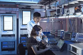 Tran Dang Bao An con un colega del Laboratorio Nacional de Física del Reino Unido (NPL). Foto: VNA